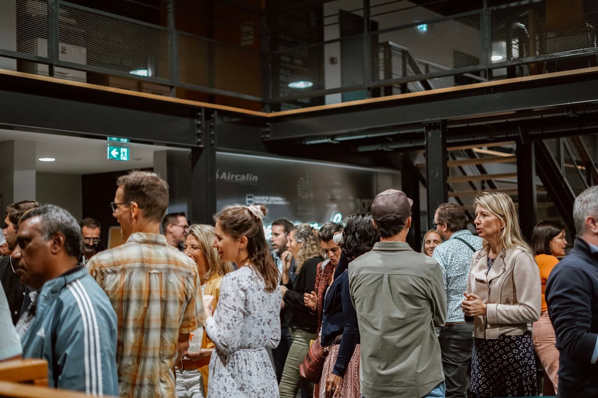 Des participants échangent debout lors d’une soirée de réseautage